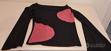 Maglia nera e rosa aderente con maniche larghe 