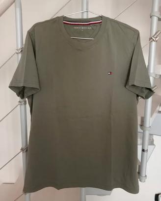 T-shirt Tommy Hilfiger uomo. Verde oliva Taglia L