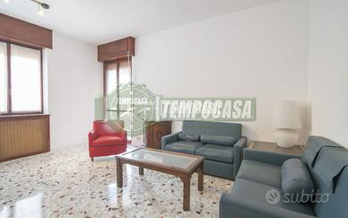 SPLENDIDA SOLUZIONE DI TRE LOCALI CON BOX