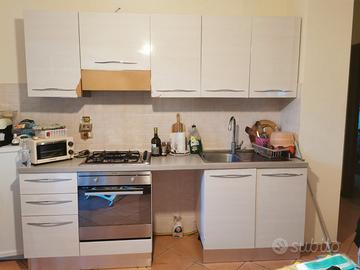 Cucina, tavolo e 5 mobiletti ikea