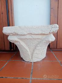 Capitello antico in pietra.