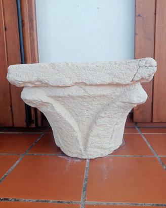 Capitello antico in pietra.