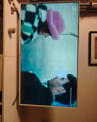 tv Samsung con supporto a muro 