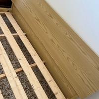 Struttura letto con doghe in legno. Colore bamboo.