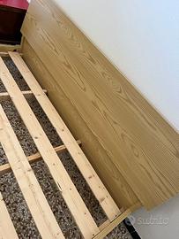 Struttura letto con doghe in legno. Colore bamboo.