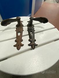 Coppia di maniglie in ferro antichi da collezione