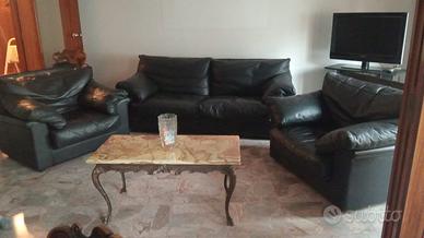 DIVANO LETTO E 2 POLTRONE IN PELLE di colore nero