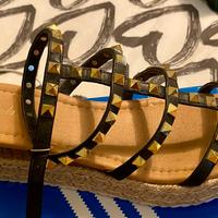 Sandali neri con borchie dorate con cinturino