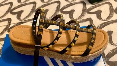 Sandali neri con borchie dorate con cinturino