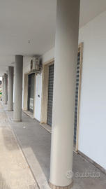 Locale commerciale con doppia vetrina