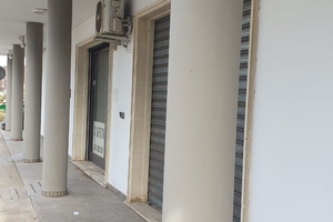 Locale commerciale con doppia vetrina