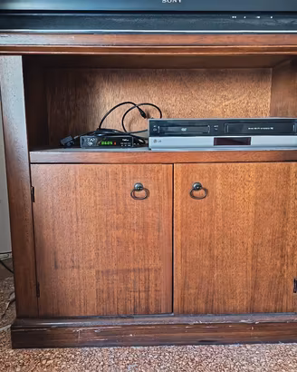 porta TV in arte povera