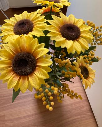 Vaso anfora con girasoli e mimose