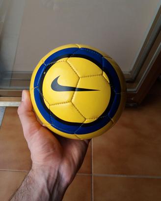 pallina nike 90 gialla blu e nera