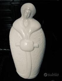 Statua”Donna con mantello”,in ceramica,anni’70/‘80