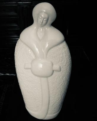 Statua”Donna con mantello”,in ceramica,anni’70/‘80