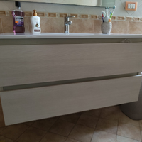 Arredo bagno con specchio