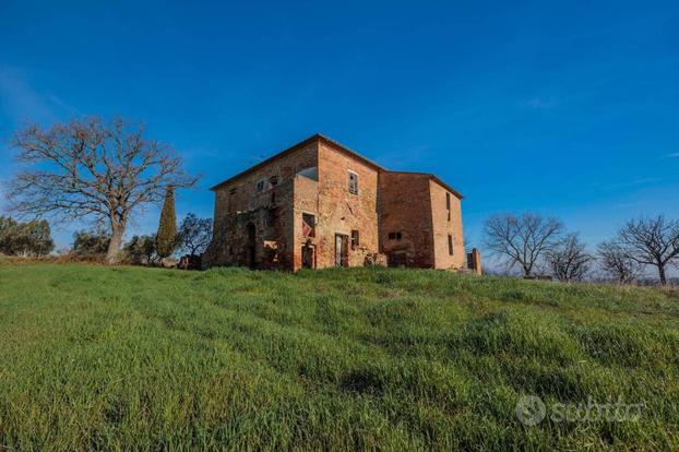 Rustico indipendente in posizione collinare domina