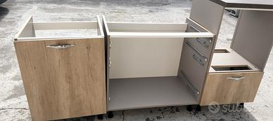 cucina moderna completa di elettrodomestici 