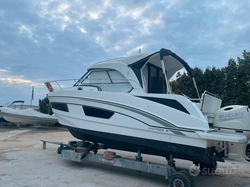 Beneteau Antares 9 OB con coppia di Suzuki 200.