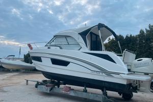 Beneteau Antares 9 OB con coppia di Suzuki 200.