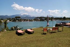 Sul fiume con posto barca e giardino 3 posti letto