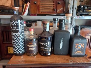 Bottiglie vuote di gin 