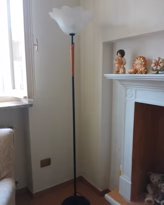 Lampada da terra con stelo in metallo e radica