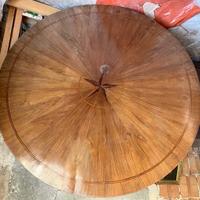 Tavolo Tondo con stella intarsiata e tanti mobili