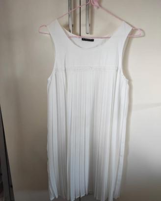 Abito bianco smanicato ed elegante
