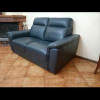 Divano di pelle blu
