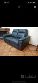 Divano di pelle blu