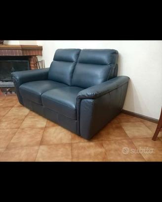 Divano di pelle blu