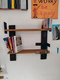 Scaffale a muro di legno