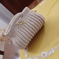 borsa fatta a uncinetto  modello bauletto 