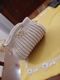 borsa fatta a uncinetto  modello bauletto 