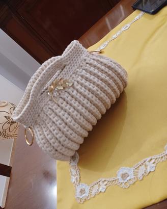 borsa fatta a uncinetto  modello bauletto 