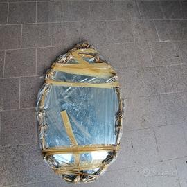 Specchio con cornice in legno stile antico