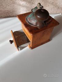 Vecchio macinino da caffe'