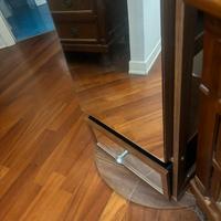 Specchio contenitore con base girevole.