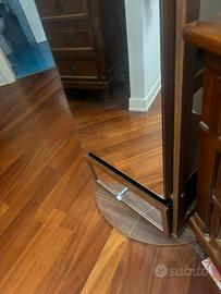Specchio contenitore con base girevole.