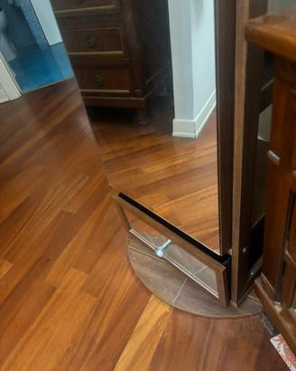 Specchio contenitore con base girevole.