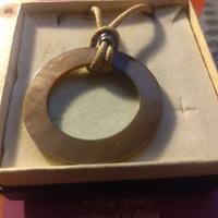 collana in caucciù con ciondolo