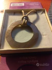 collana in caucciù con ciondolo