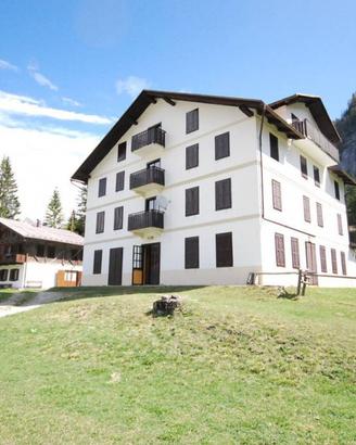 Casa indipendente di 805 m² con più di 5 locali a 
