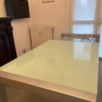 Tavolo in vetro allungabile