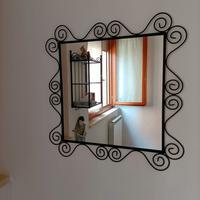 mensola e specchio abbinati in ferro battuto