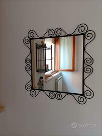 mensola e specchio abbinati in ferro battuto