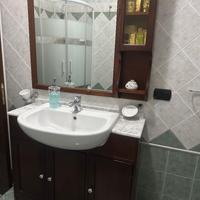 Arredo bagno con lavabo e specchio
