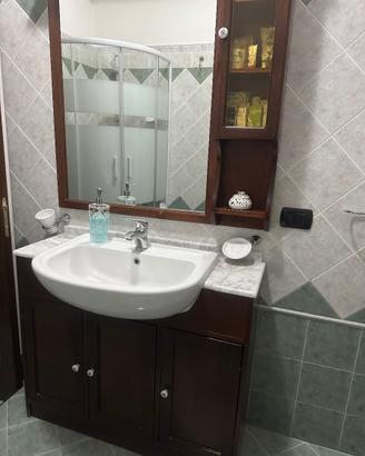 Arredo bagno con lavabo e specchio